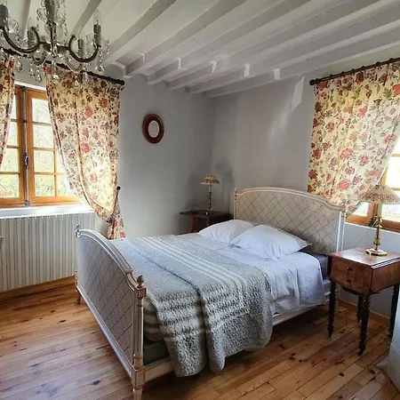 La Cour De L'eglise Bed and Breakfast 3*