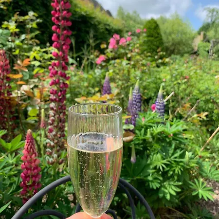 La Cour De L'eglise Frühstückspension