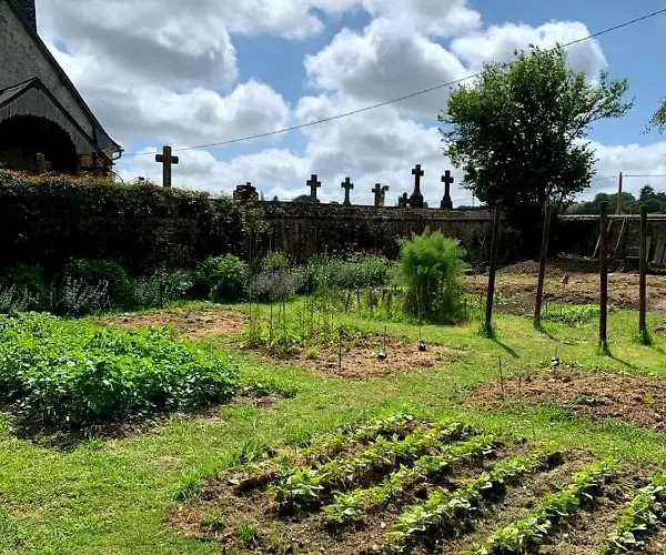 La Cour De L'eglise Saint Germain la campagne